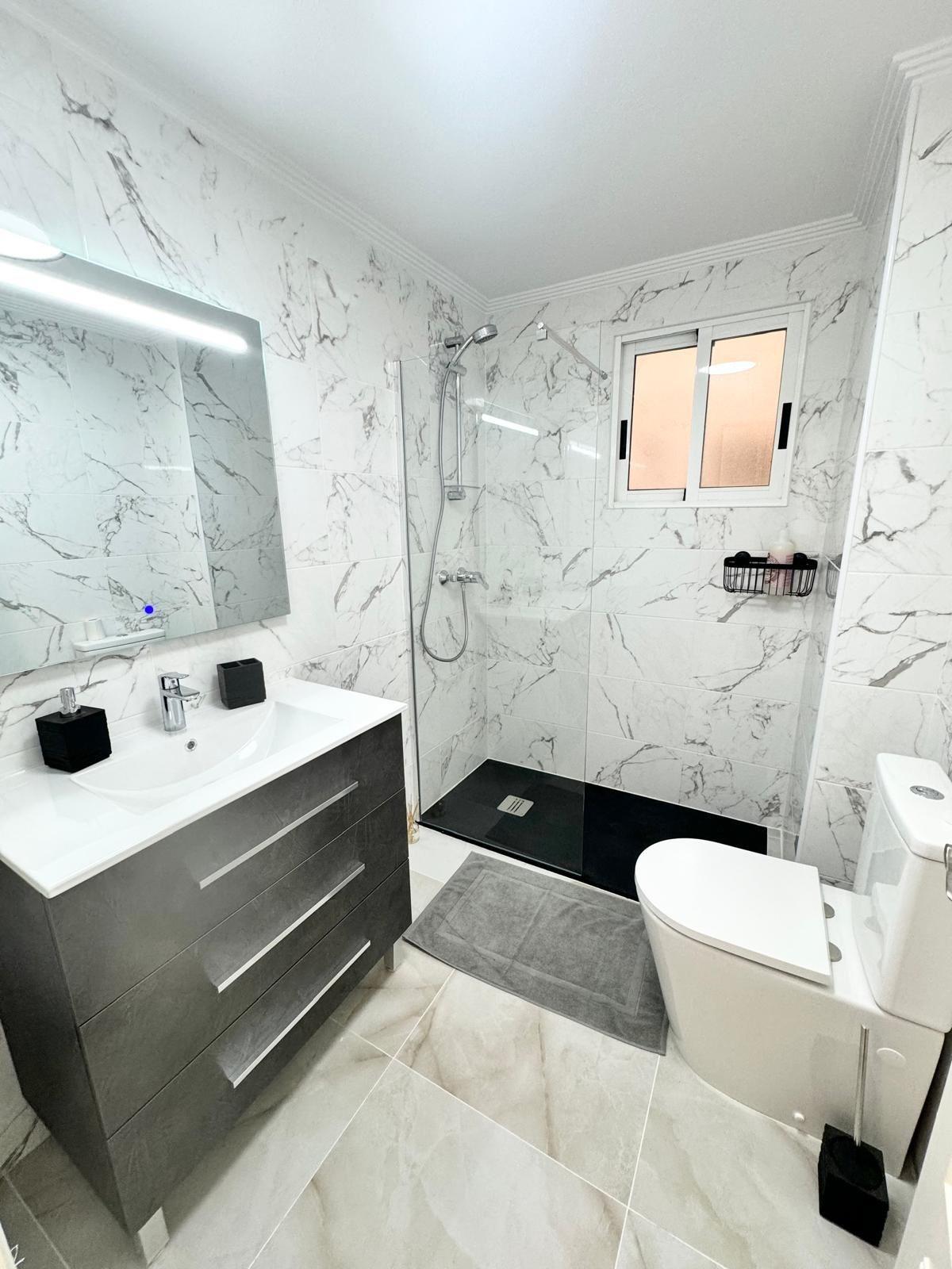 For sale - 2 Bedroom 1 Bathroom Apartment in Torrevieja - Centro  - Alicante