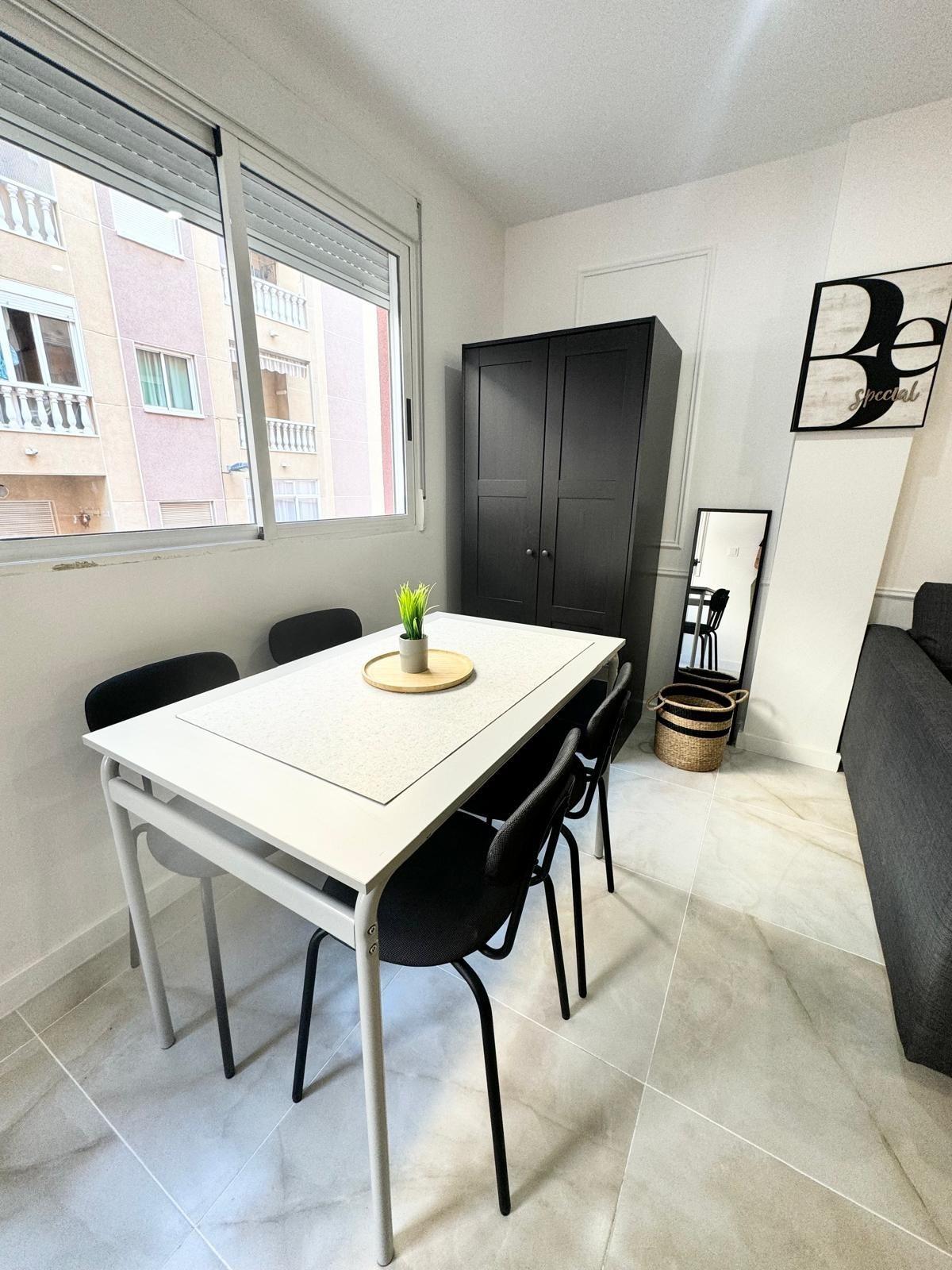 For sale - 2 Bedroom 1 Bathroom Apartment in Torrevieja - Centro  - Alicante