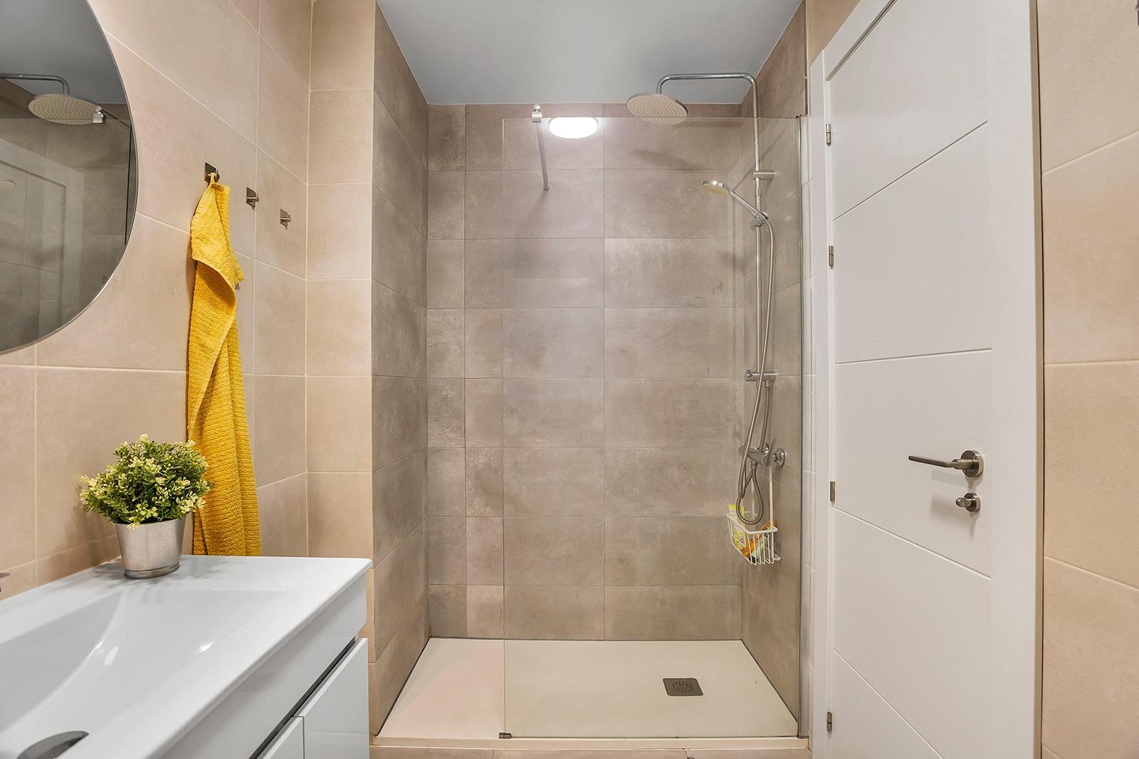For sale - 3 Bedroom 1 Bathroom Apartment in Torrevieja - Playa De Los Locos  - Alicante