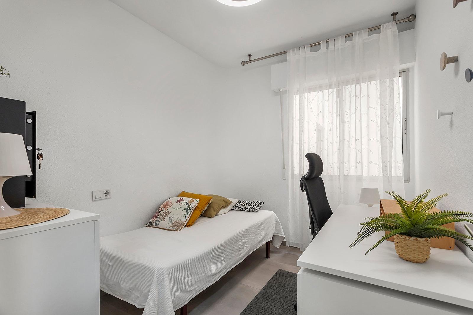 For sale - 3 Bedroom 1 Bathroom Apartment in Torrevieja - Playa De Los Locos  - Alicante