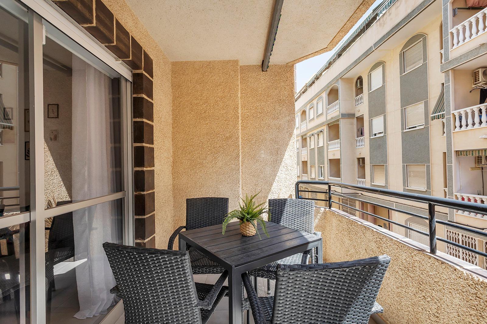 For sale - 3 Bedroom 1 Bathroom Apartment in Torrevieja - Playa De Los Locos  - Alicante