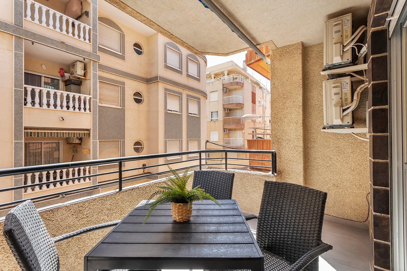 For sale - 3 Bedroom 1 Bathroom Apartment in Torrevieja - Playa De Los Locos  - Alicante