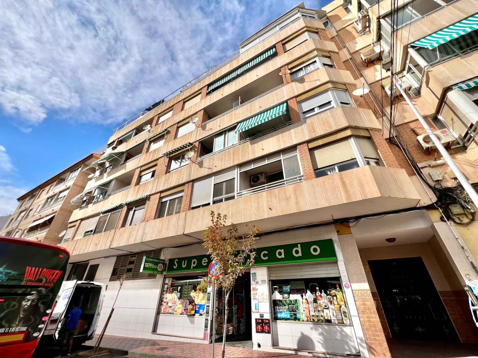 For sale - 4 Bedroom 2 Bathroom Apartment in Torrevieja - Puerto Deportivo  - Alicante