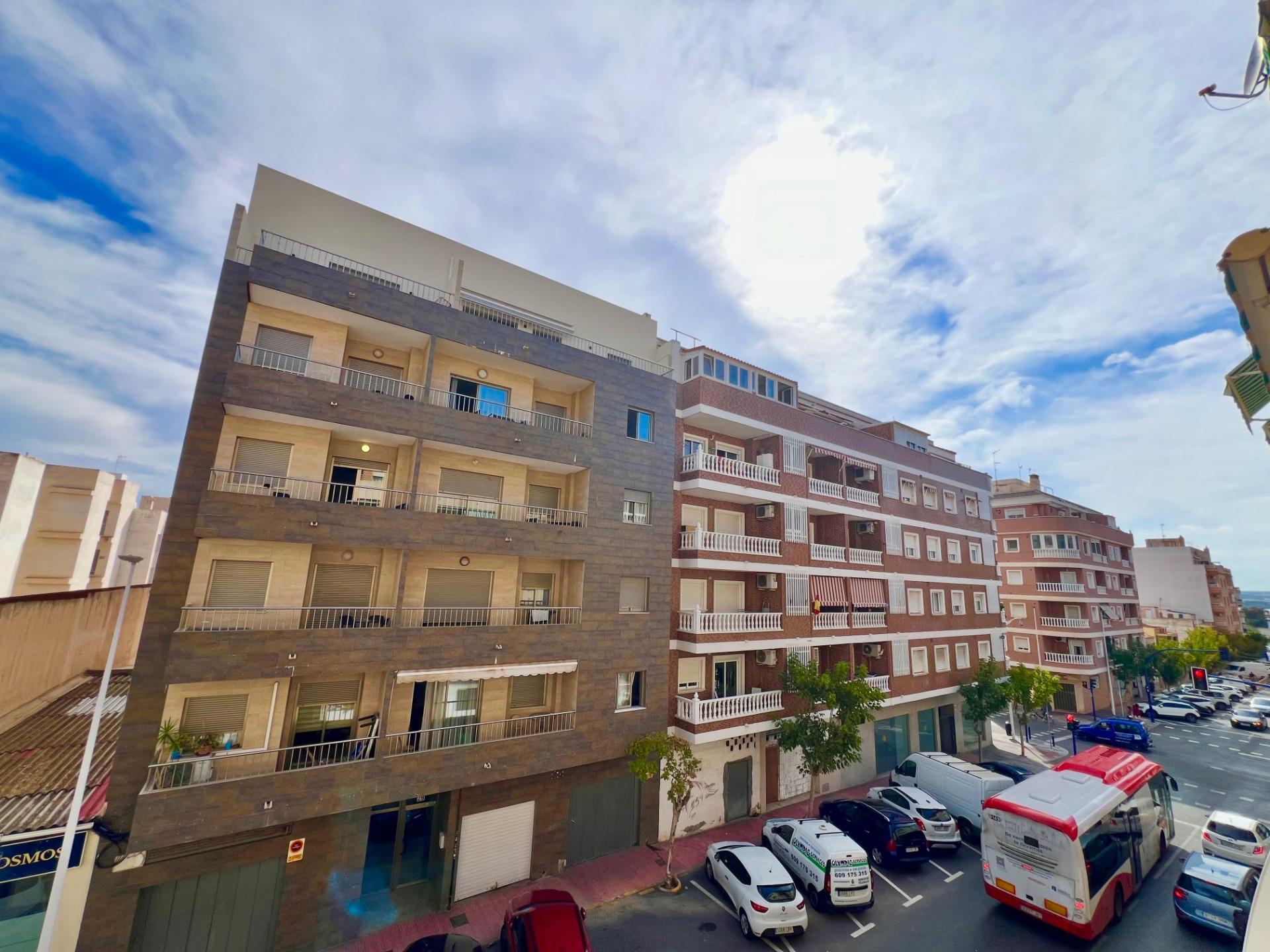 For sale - 4 Bedroom 2 Bathroom Apartment in Torrevieja - Puerto Deportivo  - Alicante