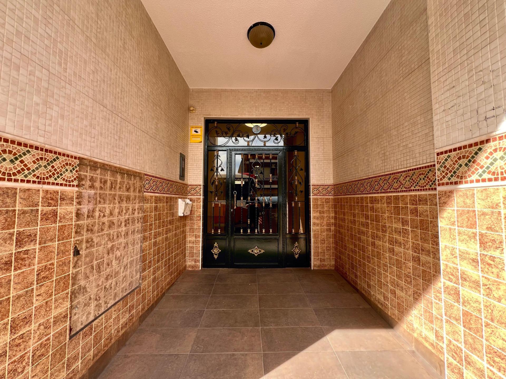 For sale - 4 Bedroom 2 Bathroom Apartment in Torrevieja - Puerto Deportivo  - Alicante