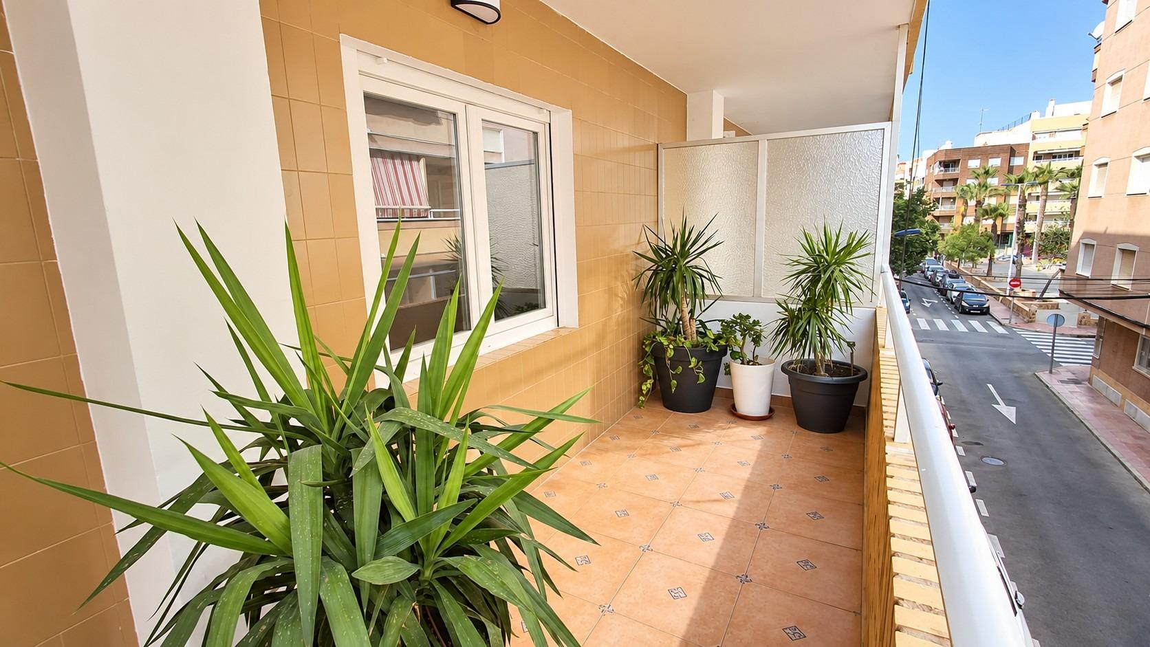 For sale - 3 Bedroom 1 Bathroom Apartment in Torrevieja - Playa Del Cura  - Alicante