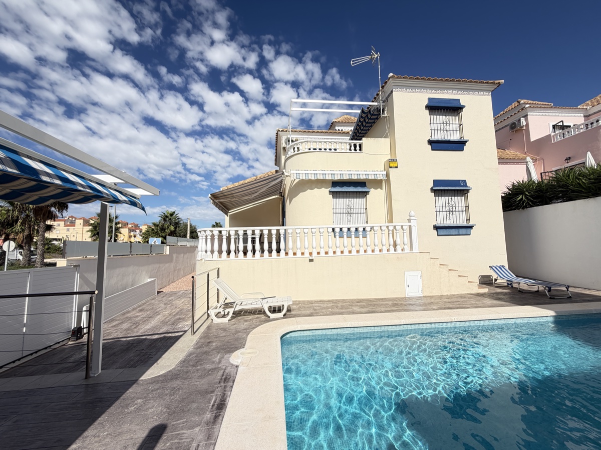 For sale - 3 Bedroom 2 Bathroom Villa in Villamartin - , Villamartin, Alicante, Spain - Alicante