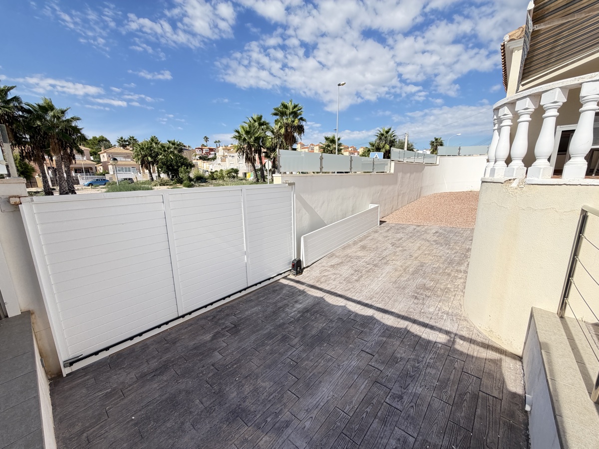For sale - 3 Bedroom 2 Bathroom Villa in Villamartin - , Villamartin, Alicante, Spain - Alicante