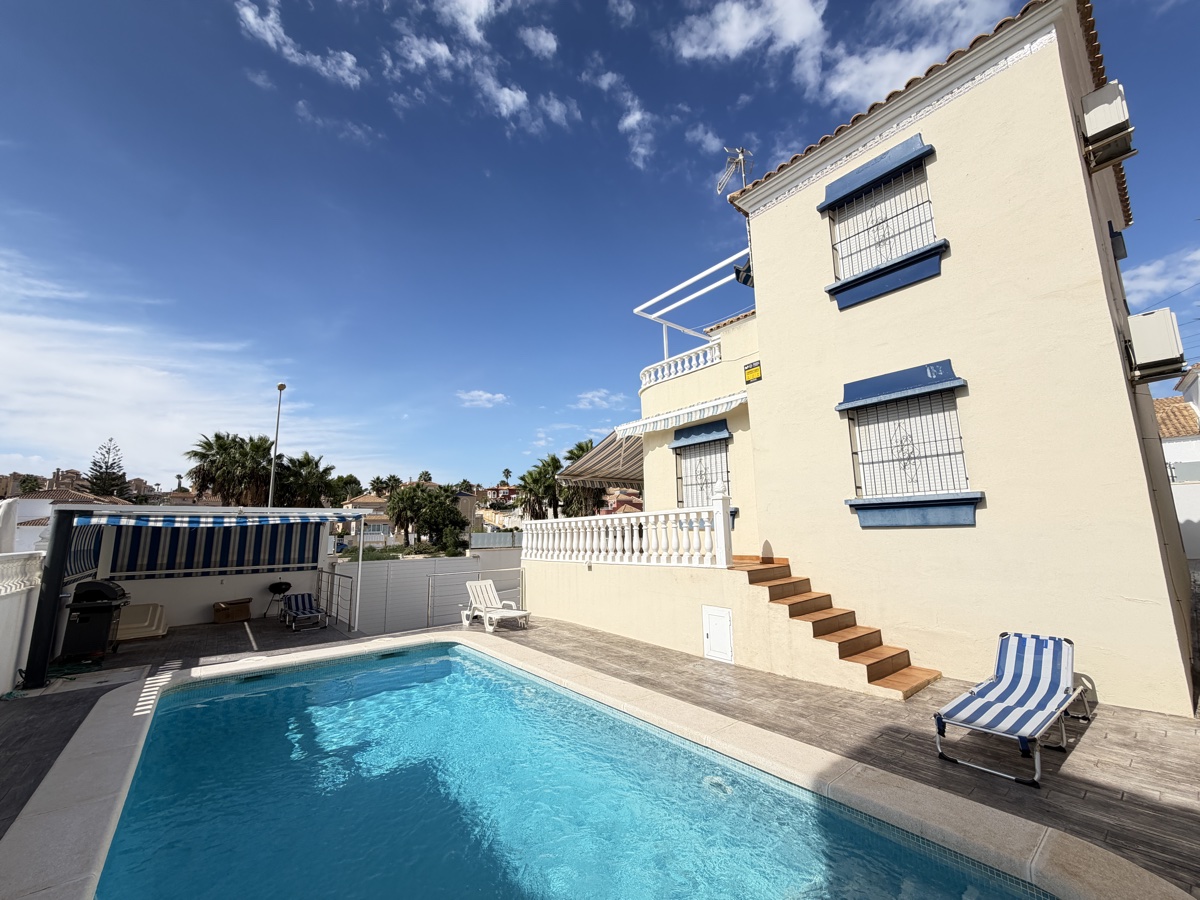 For sale - 3 Bedroom 2 Bathroom Villa in Villamartin - , Villamartin, Alicante, Spain - Alicante