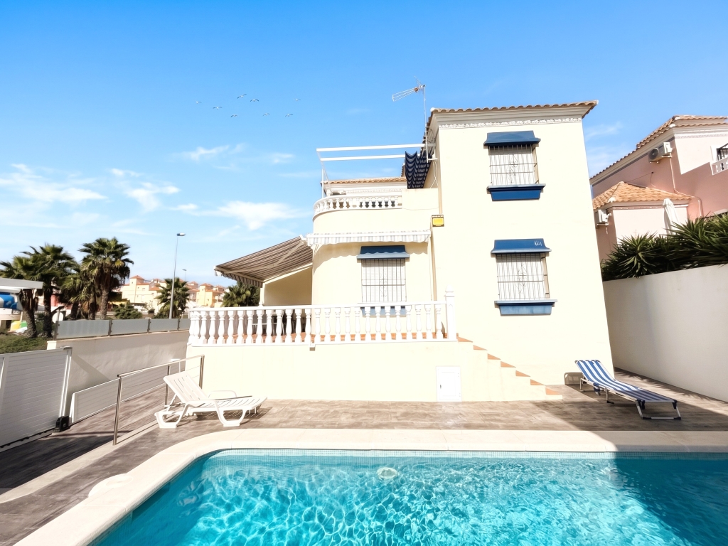 3 Bedroom 2 Bathroom Villa in Villamartin