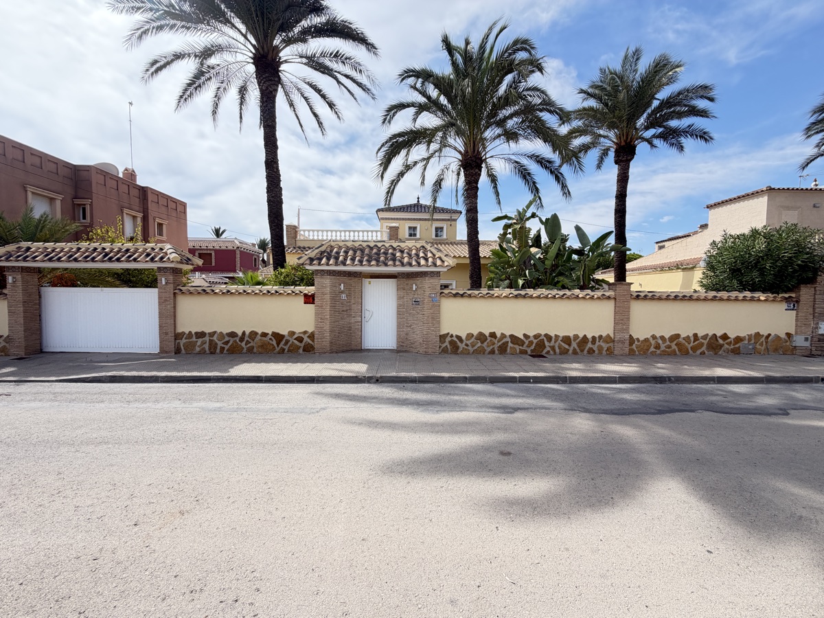For sale - 4 Bedroom 4 Bathroom Villa in Cabo Roig - , Cabo Roig, Alicante, Spain - Alicante