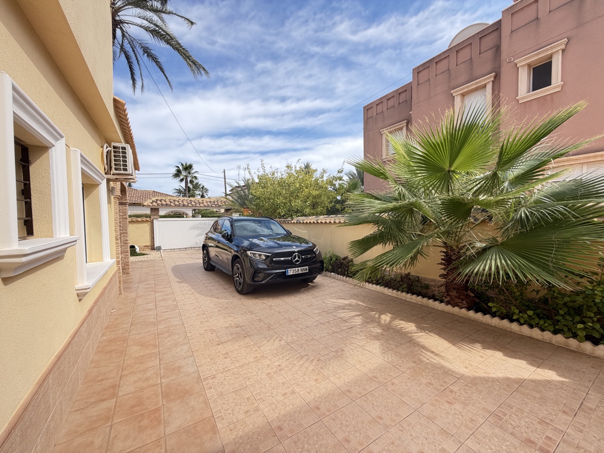 For sale - 4 Bedroom 4 Bathroom Villa in Cabo Roig - , Cabo Roig, Alicante, Spain - Alicante