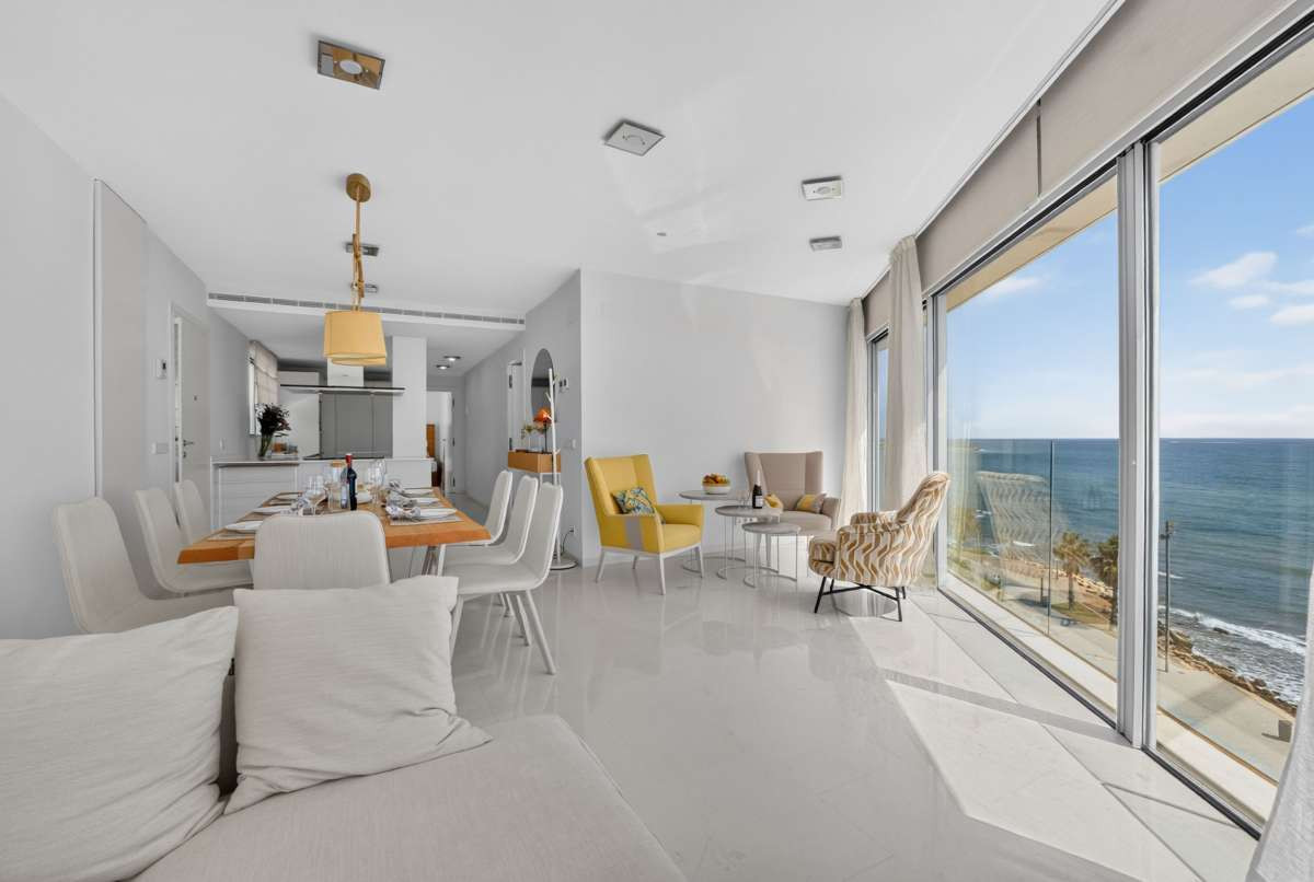 For sale - 4 Bedroom 2 Bathroom Apartment - Penthouse in Torrevieja - Torrevieja Centro  - Alicante