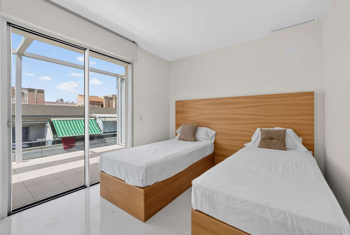 For sale - 4 Bedroom 2 Bathroom Apartment - Penthouse in Torrevieja - Torrevieja Centro  - Alicante