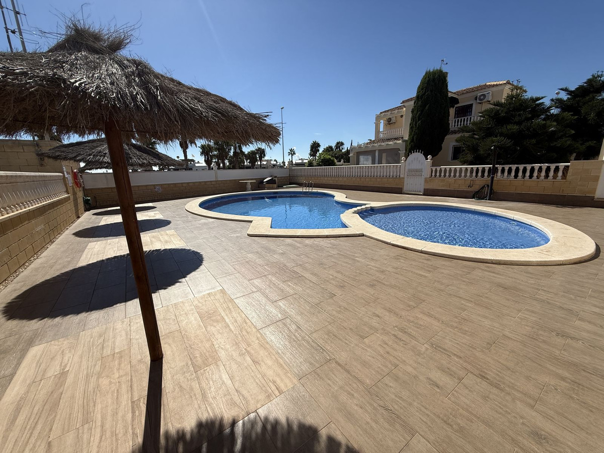 For sale - 4 Bedroom 3 Bathroom House - Detached Villa in Orihuela - Lomas de Cabo Roig  - Alicante