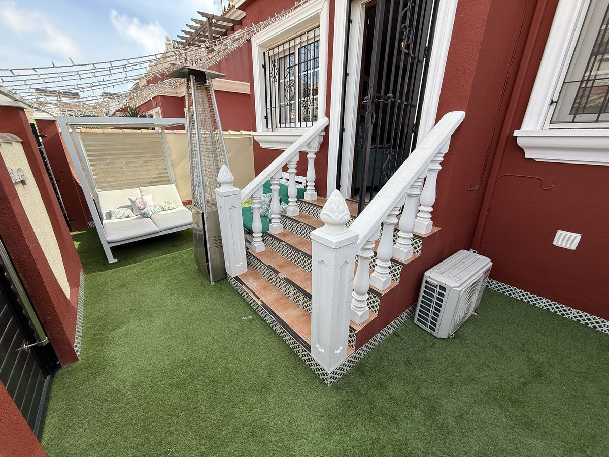 For sale - 3 Bedroom 2 Bathroom House - Semi-Detached House in Orihuela - Villamartin  - Alicante
