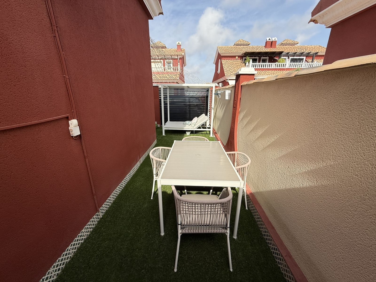 For sale - 3 Bedroom 2 Bathroom House - Semi-Detached House in Orihuela - Villamartin  - Alicante
