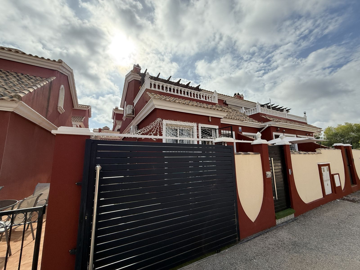 For sale - 3 Bedroom 2 Bathroom House - Semi-Detached House in Orihuela - Villamartin  - Alicante