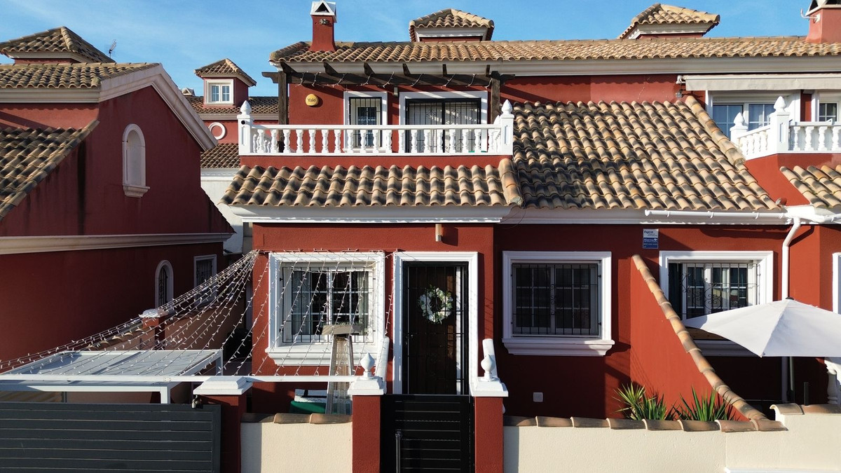 For sale - 3 Bedroom 2 Bathroom House - Semi-Detached House in Orihuela - Villamartin  - Alicante