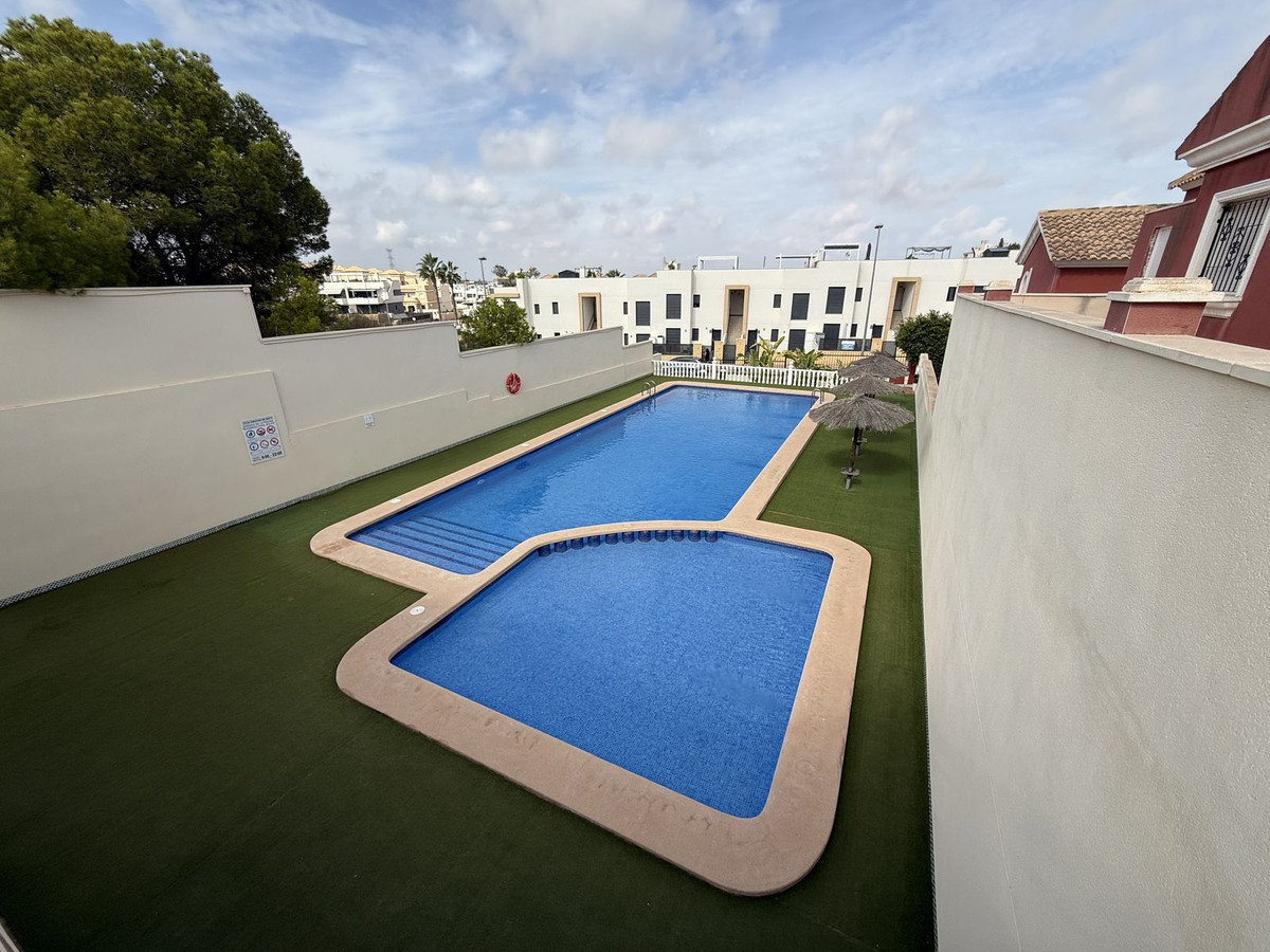 For sale - 3 Bedroom 2 Bathroom House - Semi-Detached House in Orihuela - Villamartin  - Alicante