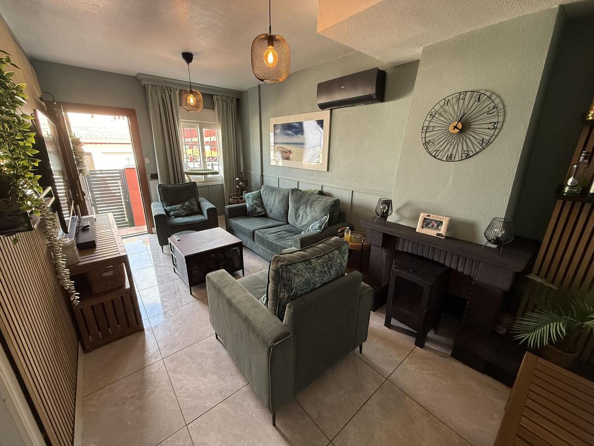 For sale - 3 Bedroom 2 Bathroom House - Semi-Detached House in Orihuela - Villamartin  - Alicante