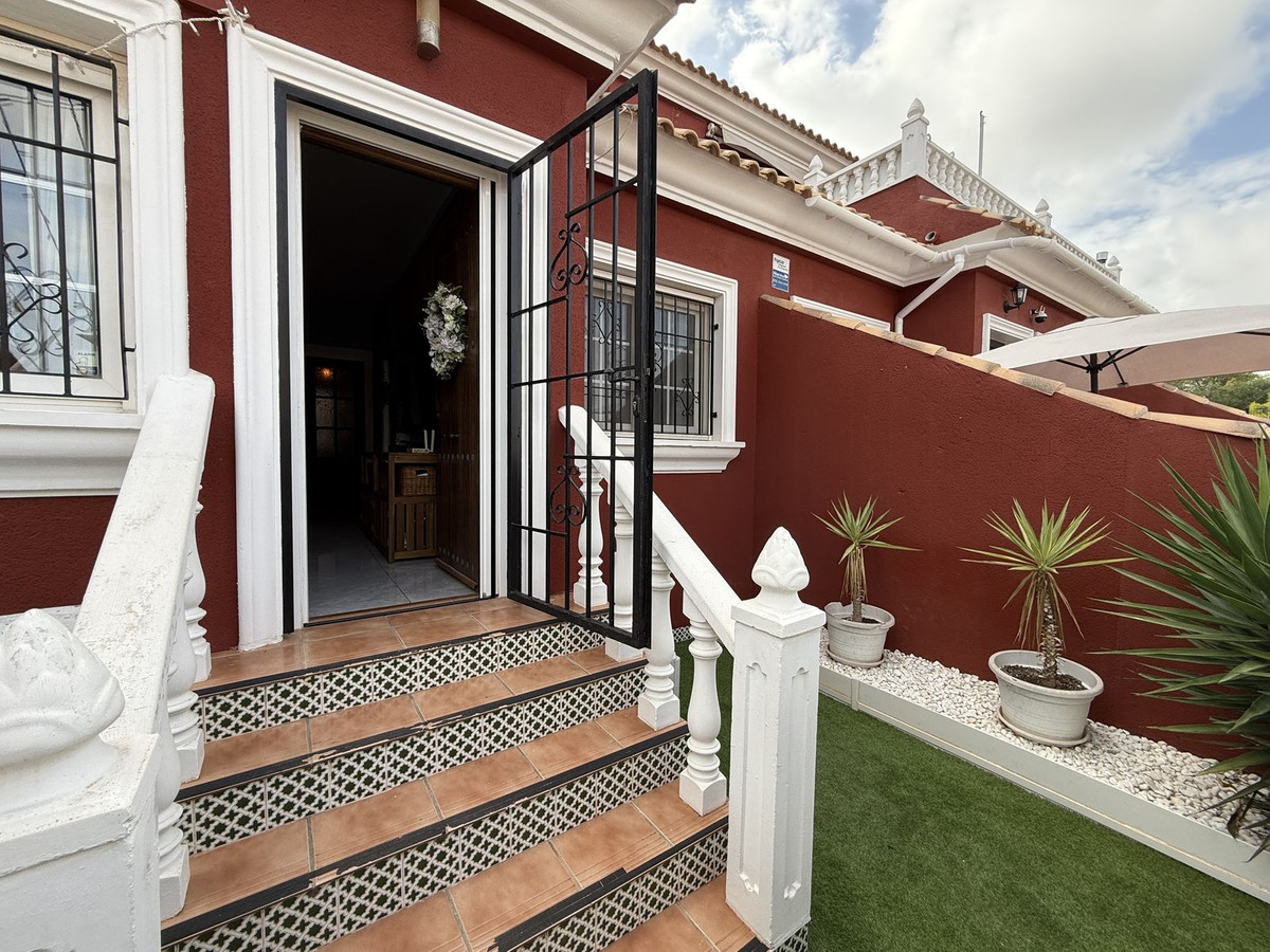 For sale - 3 Bedroom 2 Bathroom House - Semi-Detached House in Orihuela - Villamartin  - Alicante