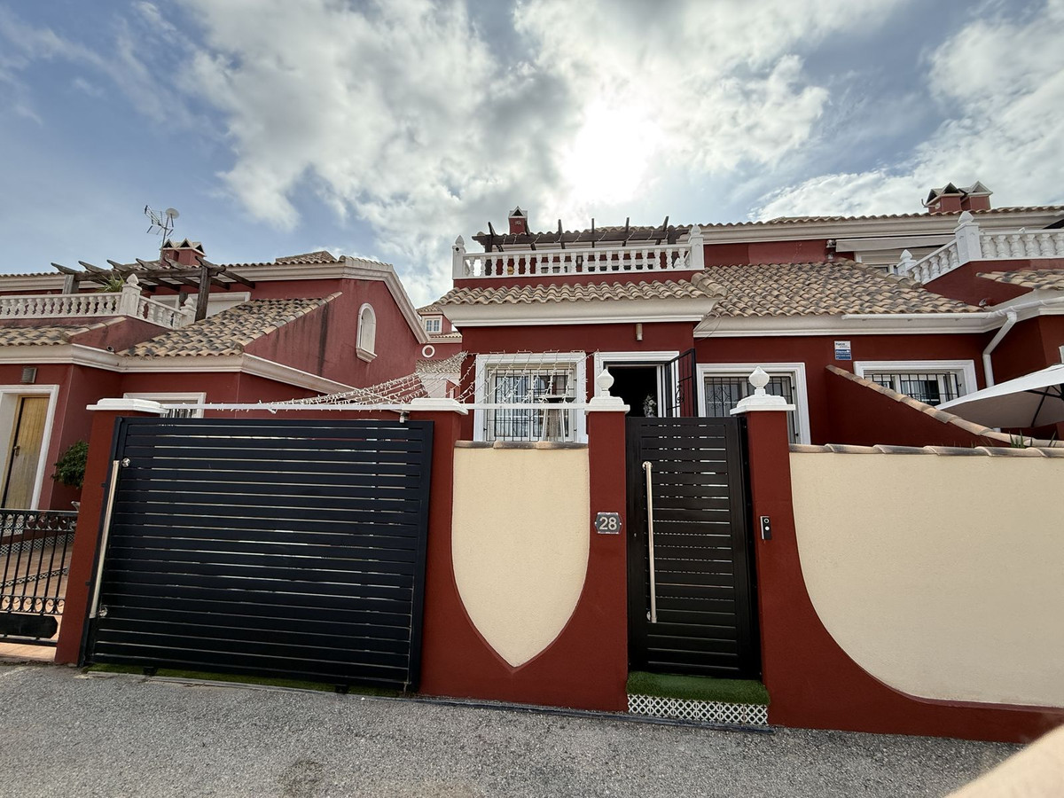 For sale - 3 Bedroom 2 Bathroom House - Semi-Detached House in Orihuela - Villamartin  - Alicante