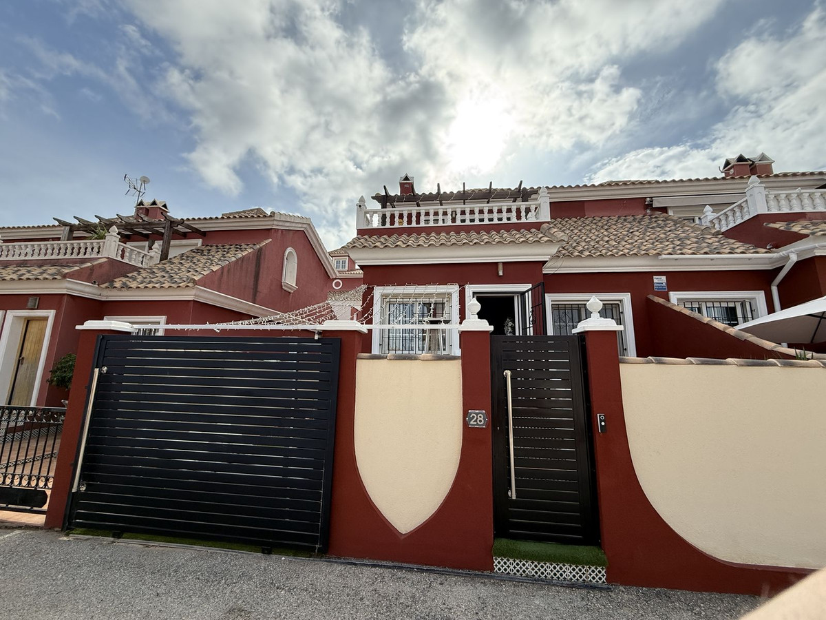 For sale - 3 Bedroom 2 Bathroom House - Semi-Detached House in Orihuela - Villamartin  - Alicante