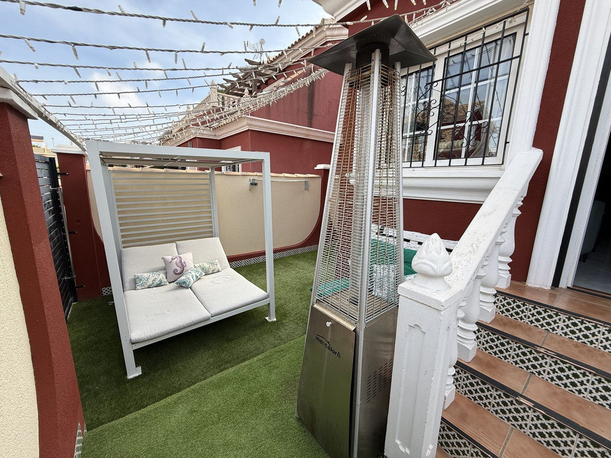 For sale - 3 Bedroom 2 Bathroom House - Semi-Detached House in Orihuela - Villamartin  - Alicante