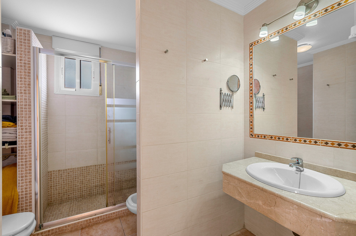 For sale - 3 Bedroom 2 Bathroom Apartment - Middle Floor Apartment in Torrevieja - Torrevieja Centro  - Alicante