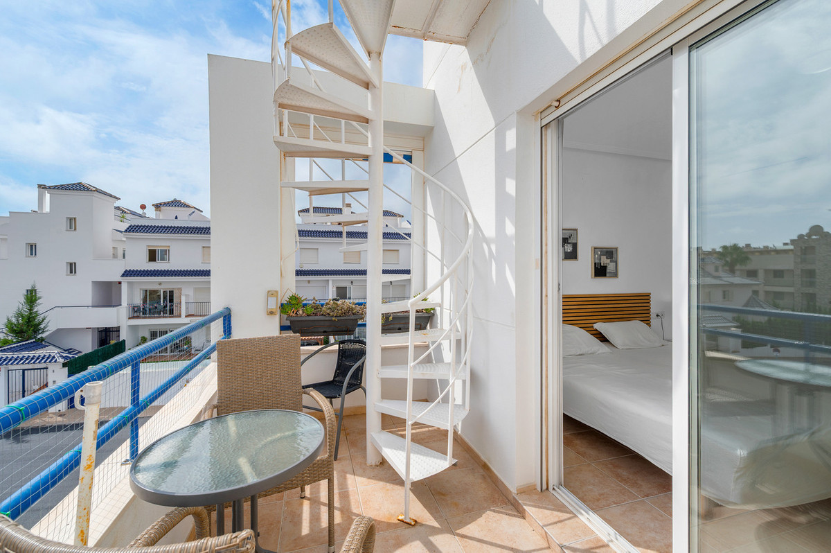 For sale - 3 Bedroom 2 Bathroom Apartment - Middle Floor Apartment in Torrevieja - Torrevieja Centro  - Alicante