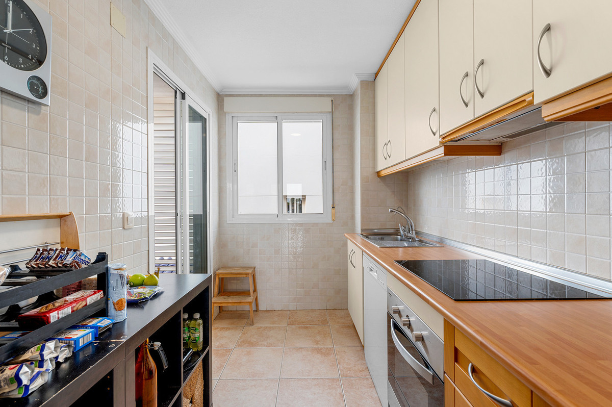 For sale - 3 Bedroom 2 Bathroom Apartment - Middle Floor Apartment in Torrevieja - Torrevieja Centro  - Alicante