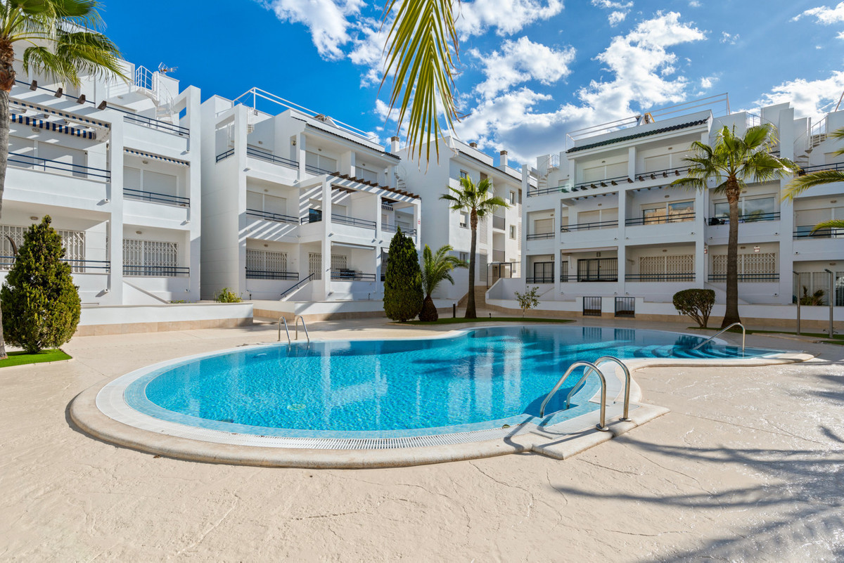 For sale - 3 Bedroom 2 Bathroom Apartment - Middle Floor Apartment in Torrevieja - Torrevieja Centro  - Alicante