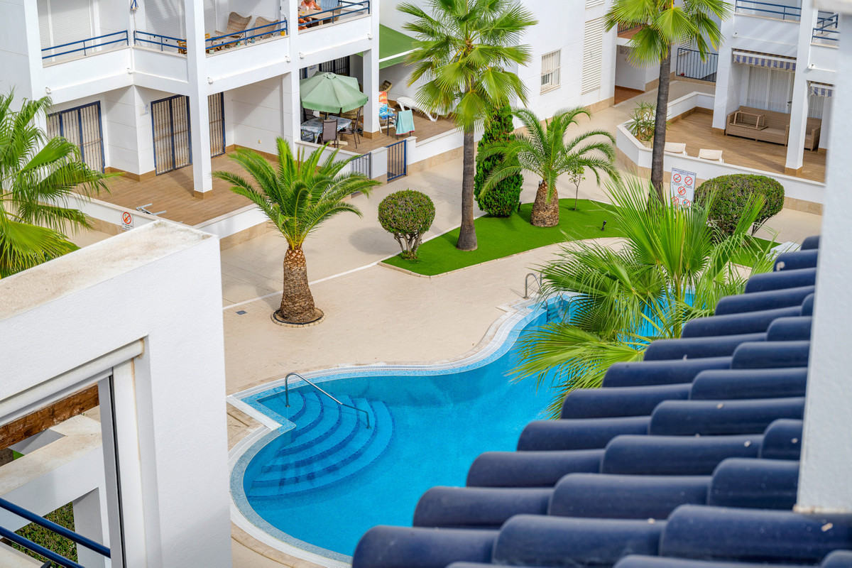 For sale - 3 Bedroom 2 Bathroom Apartment - Middle Floor Apartment in Torrevieja - Torrevieja Centro  - Alicante