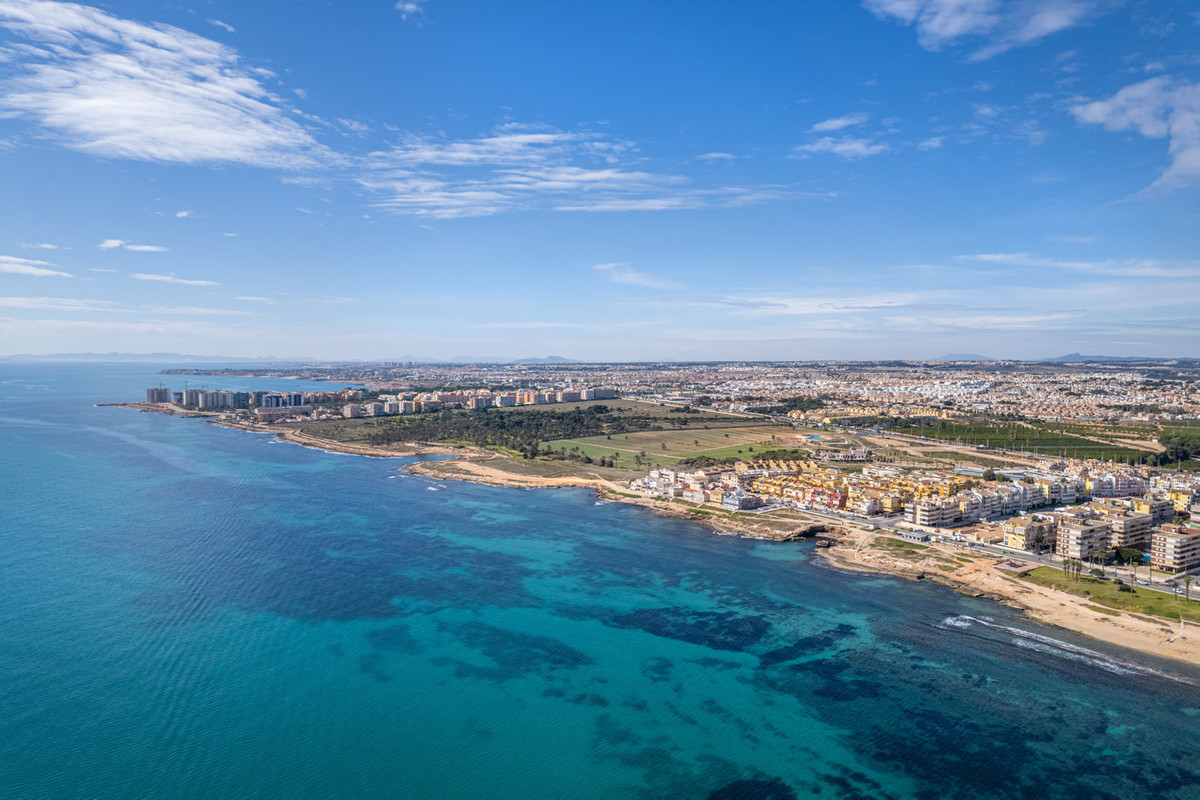 For sale - 3 Bedroom 2 Bathroom Apartment - Middle Floor Apartment in Torrevieja - Torrevieja Centro  - Alicante