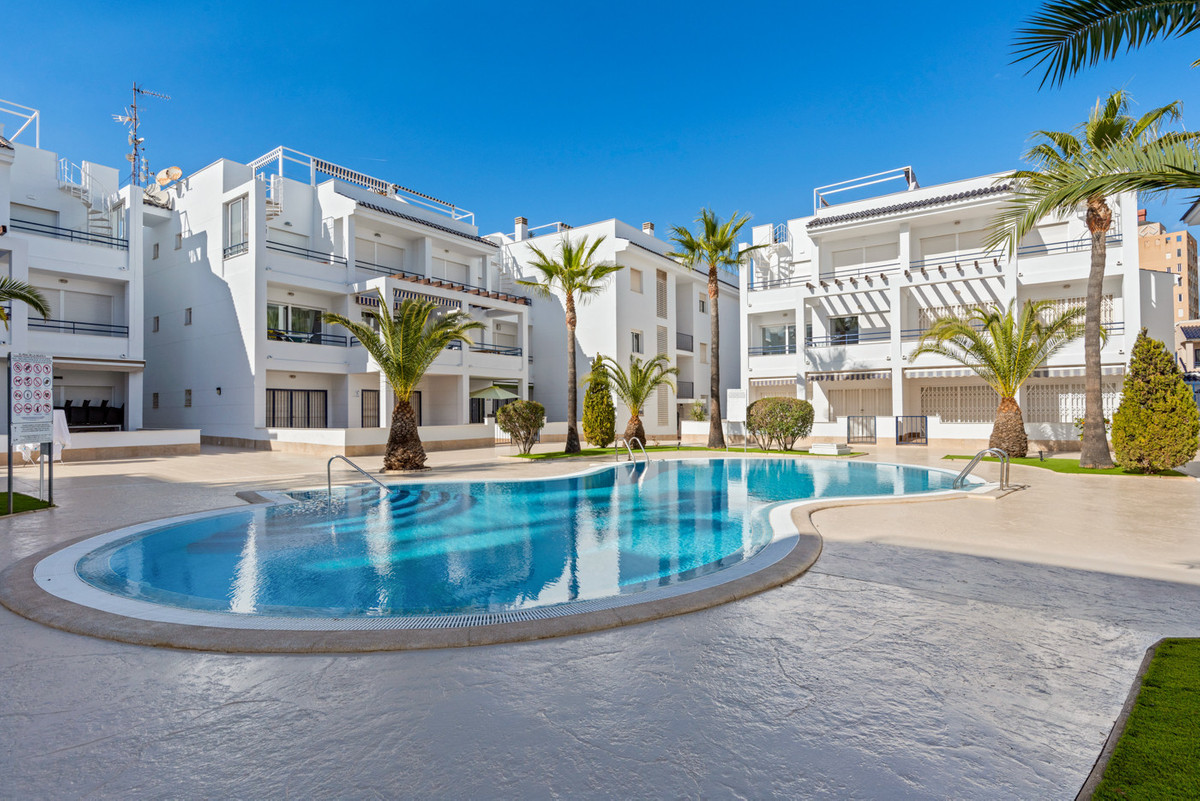 For sale - 3 Bedroom 2 Bathroom Apartment - Middle Floor Apartment in Torrevieja - Torrevieja Centro  - Alicante