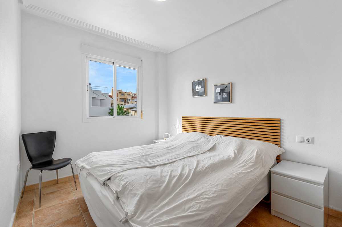 For sale - 3 Bedroom 2 Bathroom Apartment - Middle Floor Apartment in Torrevieja - Torrevieja Centro  - Alicante
