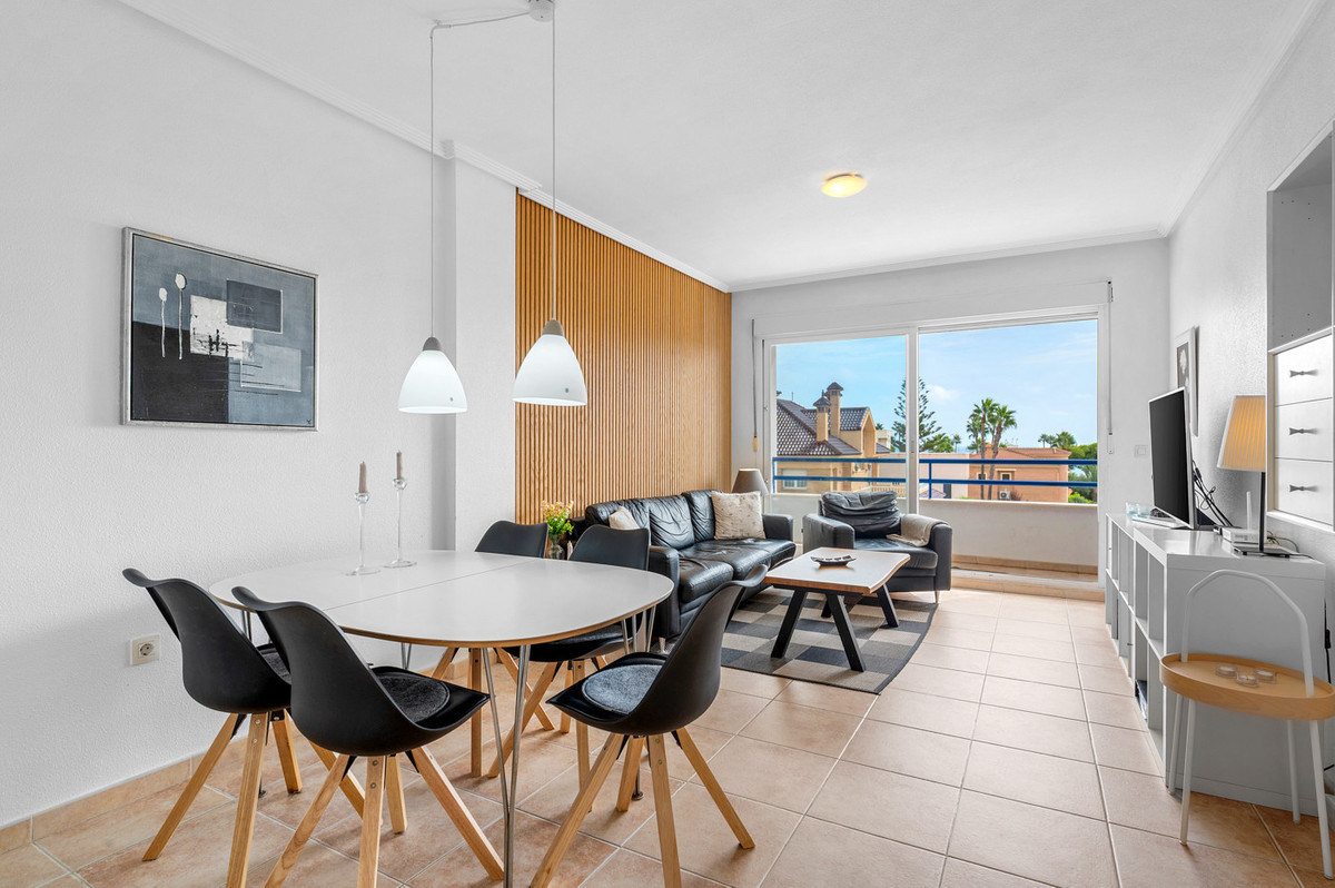 For sale - 3 Bedroom 2 Bathroom Apartment - Middle Floor Apartment in Torrevieja - Torrevieja Centro  - Alicante
