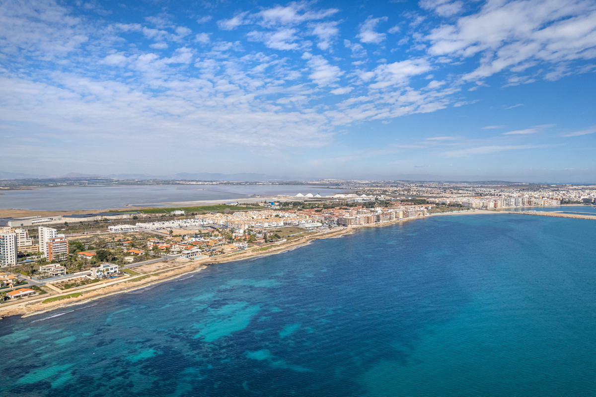 For sale - 3 Bedroom 2 Bathroom Apartment - Middle Floor Apartment in Torrevieja - Torrevieja Centro  - Alicante