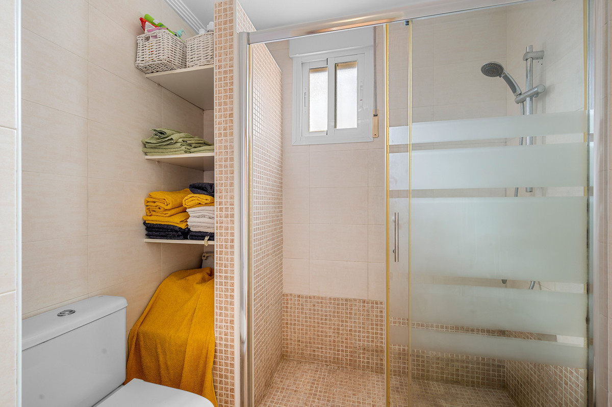 For sale - 3 Bedroom 2 Bathroom Apartment - Middle Floor Apartment in Torrevieja - Torrevieja Centro  - Alicante