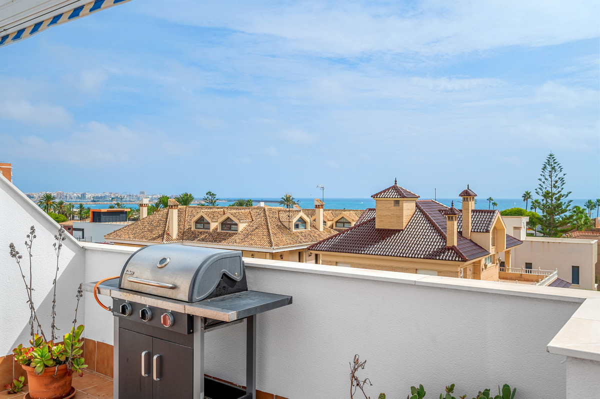 For sale - 3 Bedroom 2 Bathroom Apartment - Middle Floor Apartment in Torrevieja - Torrevieja Centro  - Alicante