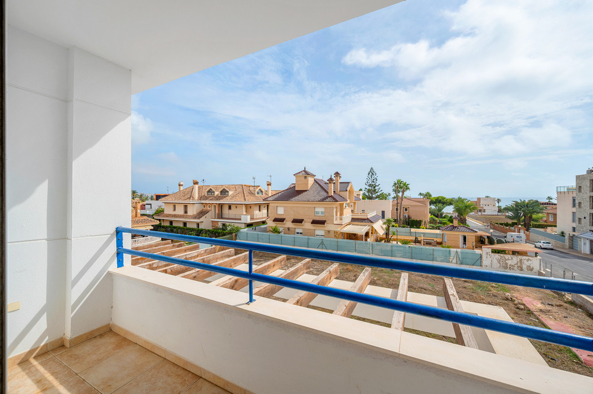 For sale - 3 Bedroom 2 Bathroom Apartment - Middle Floor Apartment in Torrevieja - Torrevieja Centro  - Alicante