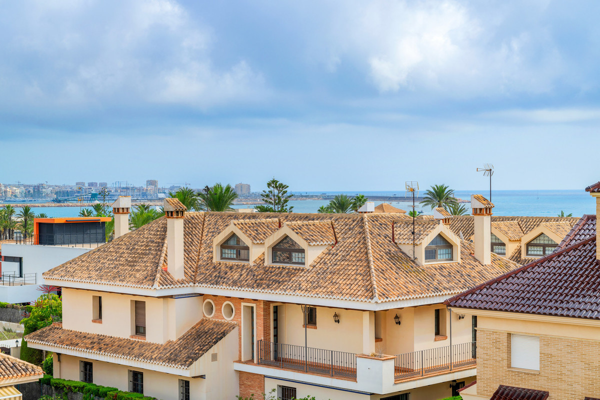 For sale - 3 Bedroom 2 Bathroom Apartment - Middle Floor Apartment in Torrevieja - Torrevieja Centro  - Alicante