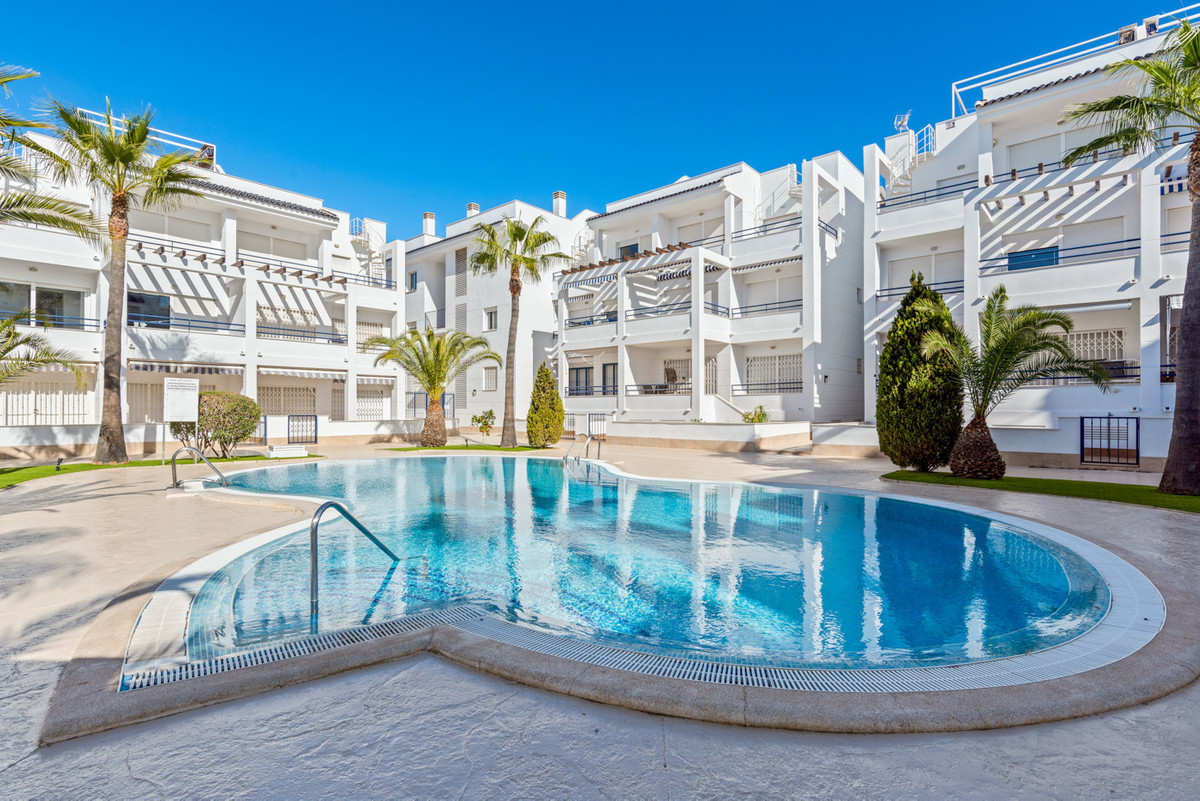 For sale - 3 Bedroom 2 Bathroom Apartment - Middle Floor Apartment in Torrevieja - Torrevieja Centro  - Alicante