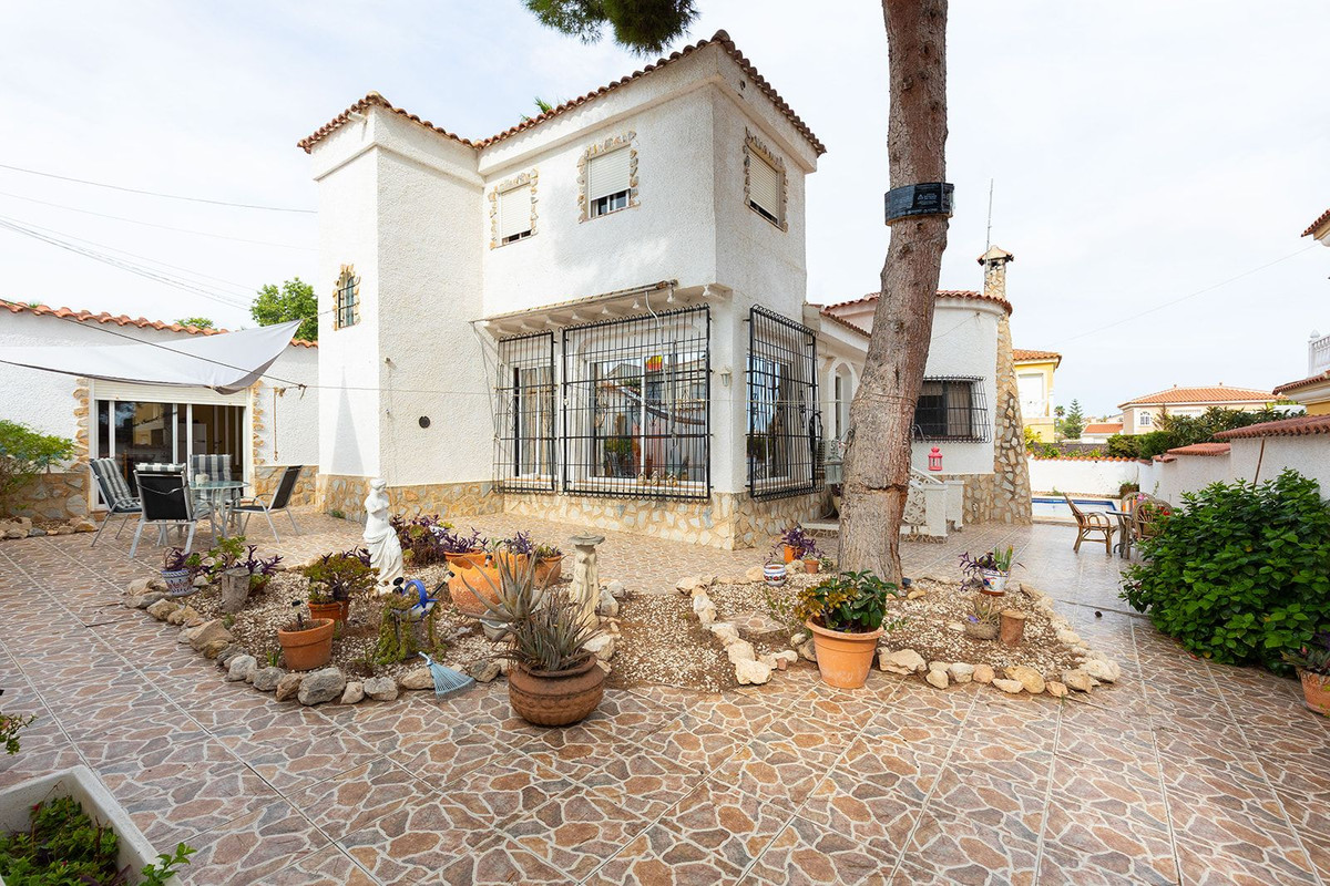 For sale - 5 Bedroom 2 Bathroom House - Detached Villa in Rojales - Ciudad Quesada  - Alicante
