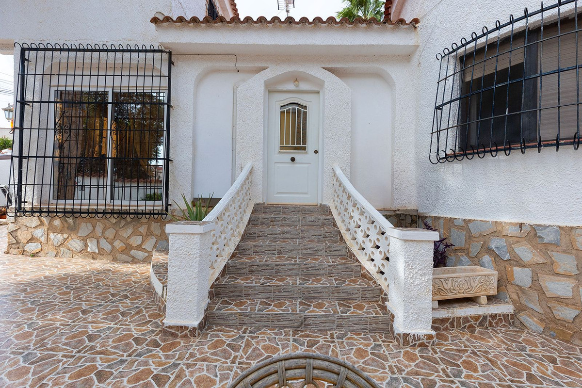 For sale - 5 Bedroom 2 Bathroom House - Detached Villa in Rojales - Ciudad Quesada  - Alicante
