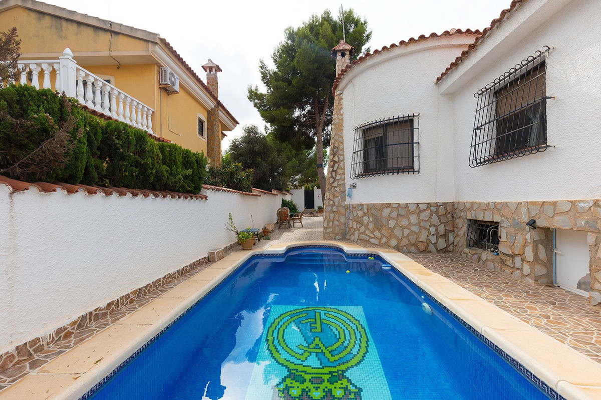 For sale - 5 Bedroom 2 Bathroom House - Detached Villa in Rojales - Ciudad Quesada  - Alicante