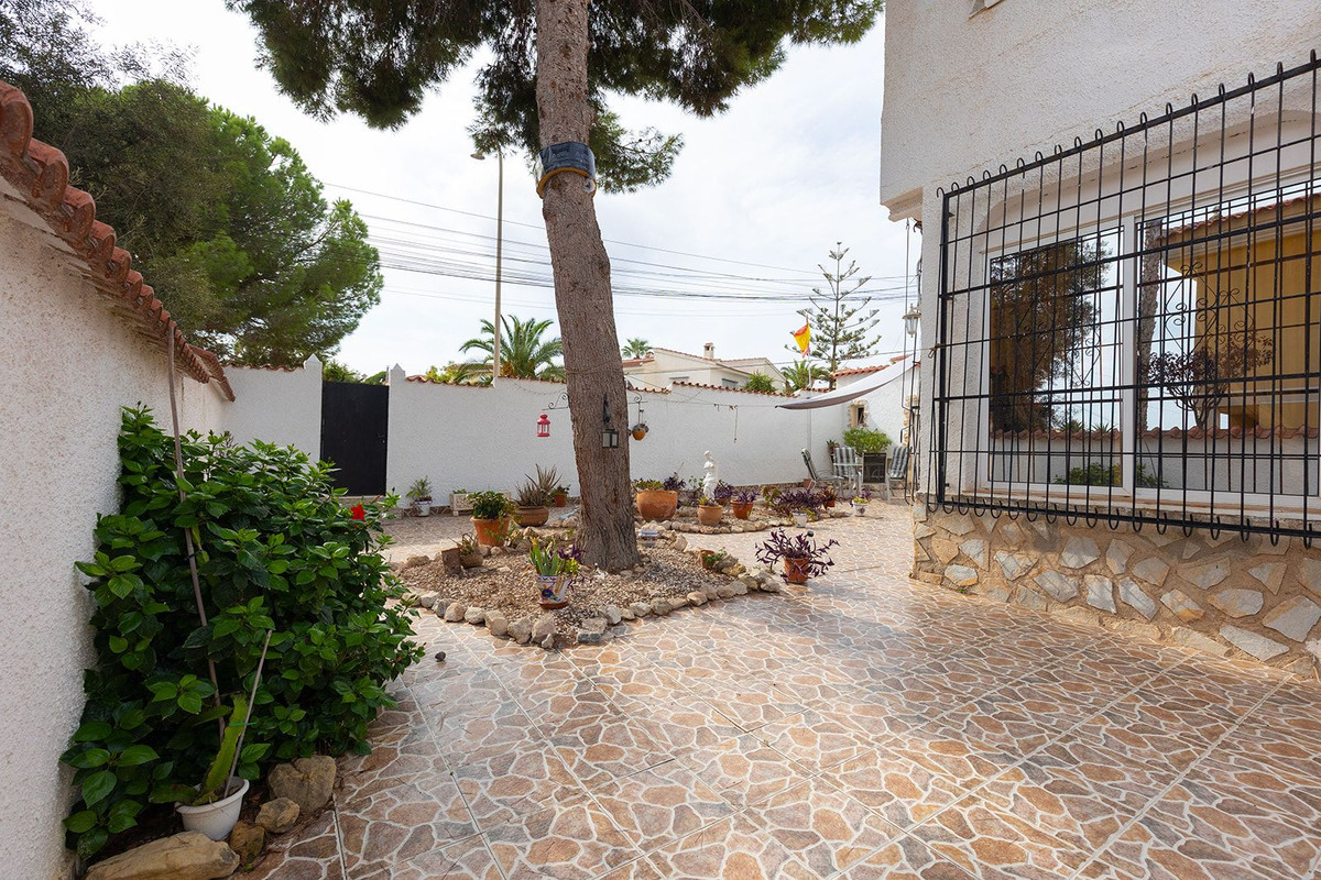 For sale - 5 Bedroom 2 Bathroom House - Detached Villa in Rojales - Ciudad Quesada  - Alicante