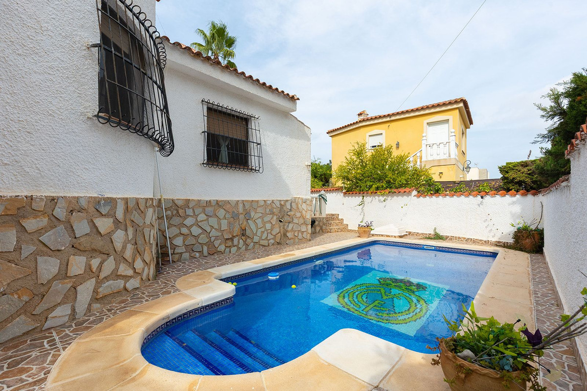 For sale - 5 Bedroom 2 Bathroom House - Detached Villa in Rojales - Ciudad Quesada  - Alicante