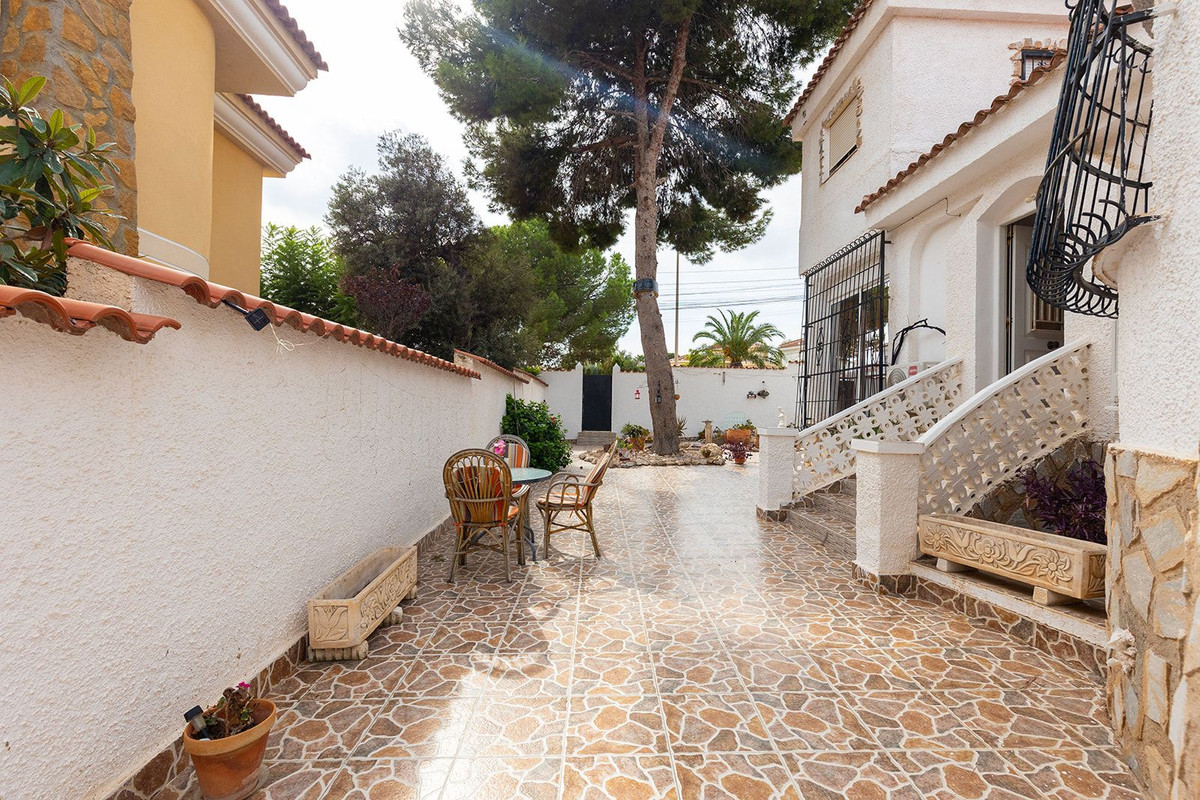 For sale - 5 Bedroom 2 Bathroom House - Detached Villa in Rojales - Ciudad Quesada  - Alicante